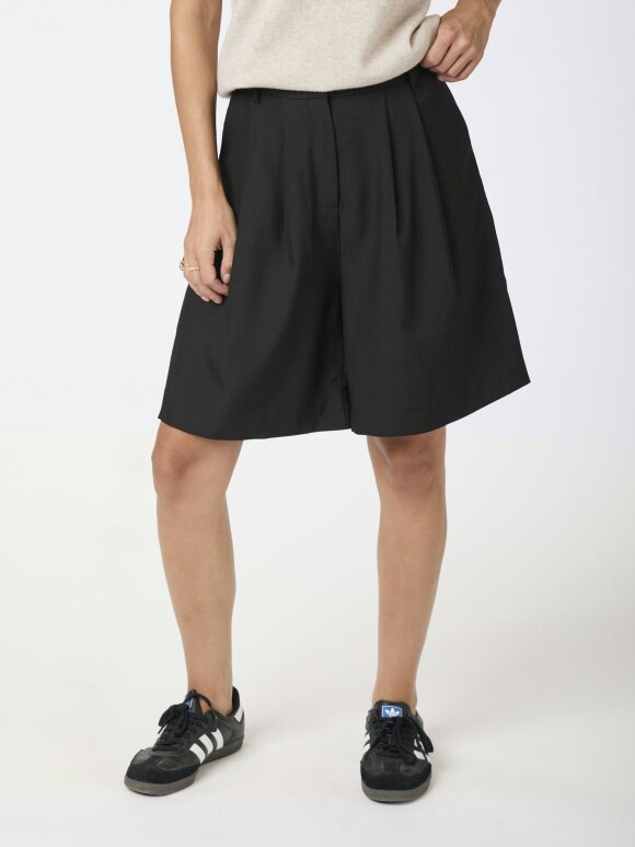 Neo Noir - Nika Bermuda Shorts Black