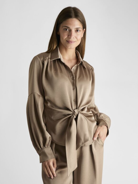 Neo Noir - Naja Satin Shirt Dark Taupe