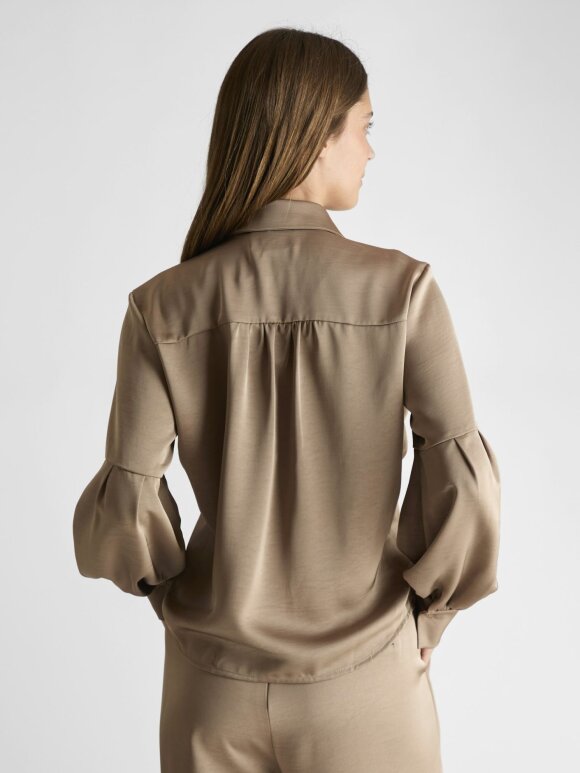 Neo Noir - Naja Satin Shirt Dark Taupe