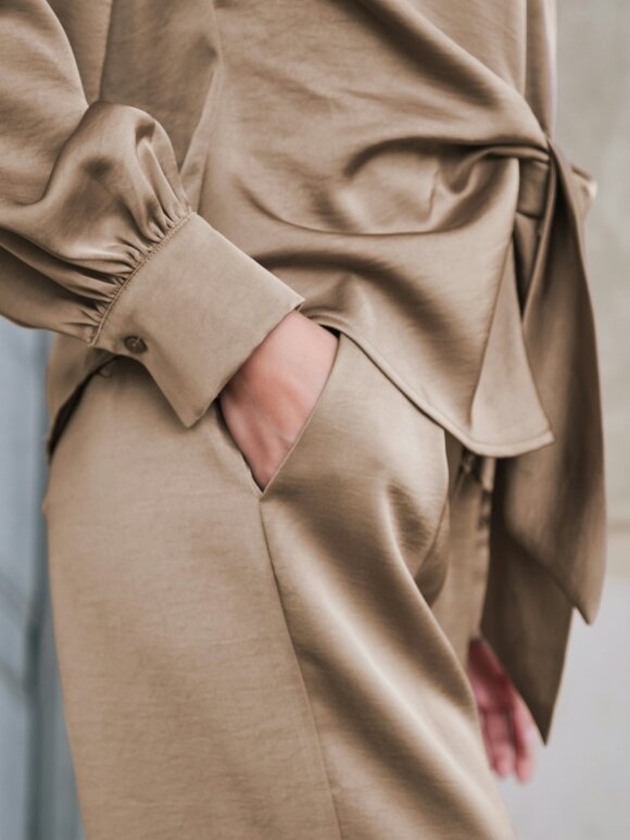 Neo Noir - Naja Satin Shirt Dark Taupe